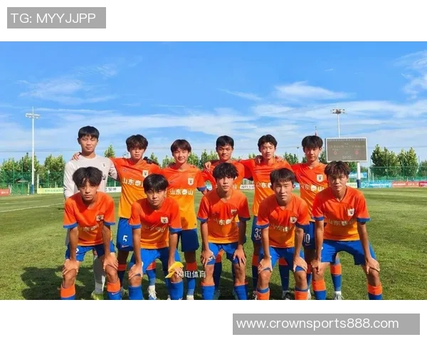 泰山足球俱乐部代表于3月1日登山活动畅游泰山景区展现团队精神 泰山足球俱乐部代表于3月1日登山活动畅游泰山景区展现团队精神